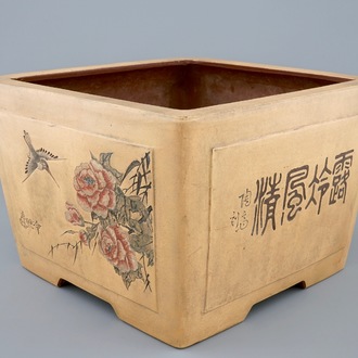 Een Chinese Yixing cachepot met beschildering en inscriptie, 20e eeuw