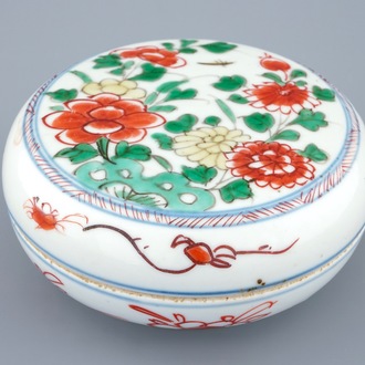 Une boîte ronde et son couvercle en porcelaine de Chine famille verte, Kangxi
