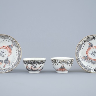 Une paire de tasses et soucoupes en porcelaine de Chine grisaille et doré, Qianlong