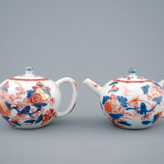 Une belle paire de théières en porcelaine de Chine de style Imari, Kangxi
