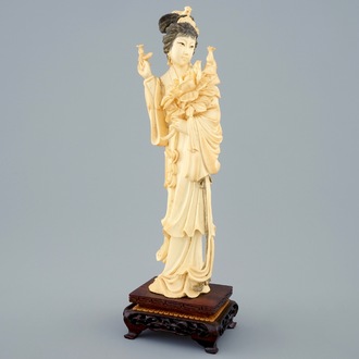 Une figure d'une femme aux fleurs en ivoire sculpté sur socle, Chine, début du 20ème