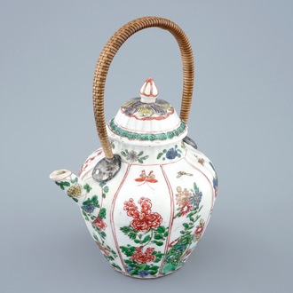 Une théière et son couvercle en porcelaine de Chine famille verte à anse remplacée, Kangxi