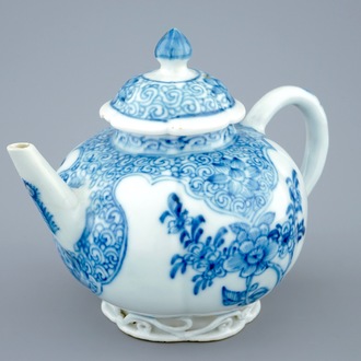 A Chinese blue and white teapot and cover, Yongzheng, 1723-1735