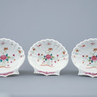 Een set van drie Chinese schelpvormige famille rose schotels, Qianlong, 18e eeuw