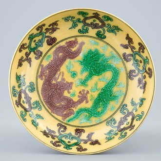 Een Chinees schoteltje met draken op gele fondkleur, Kangxi merk, 19/20e eeuw