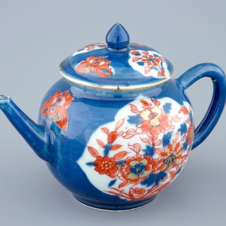 Une théière et son couvercle en porcelaine de Chine à décor en rouge de fer sur fond bleu poudré, Kangxi