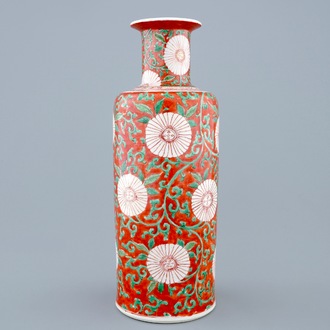 Un vase rouleau en porcelaine de Chine famille verte sur fond rouge de corail, Kangxi