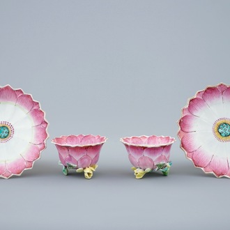 Une paire de tasses et soucoupes en forme de lotus en porcelaine de Chine famille rose, Yongzheng, 1723-1735