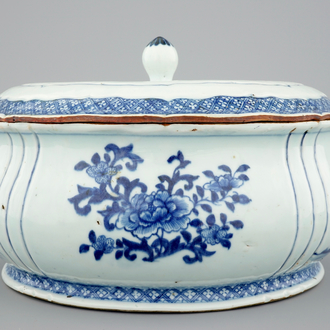 Une terrine et son couvercle en porcelaine de Chine bleu et blanc, 18ème