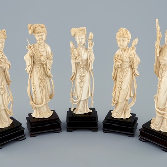 Un lot de 5 beautés en ivoire sculpté sur socles en bois, Chine, 19ème