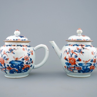 Une grande paire de théières en porcelaine de Chine de style Imari, Qianlong, 18ème