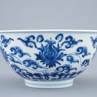 Un bol en porcelaine de Chine bleu et blanc de style Ming, marque et période de Kangxi