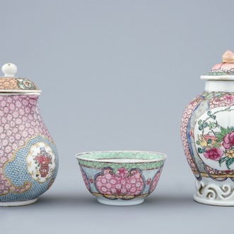 Une boîte à thé, une verseuse couverte et une tasse en porcelaine de Chine famille rose, Yongzheng, 1723-1735