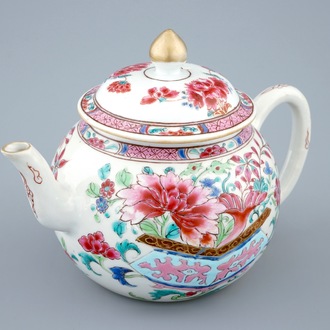 Une théière et son couvercle en porcelaine de Chine famille rose, Yongzheng/Qianlong