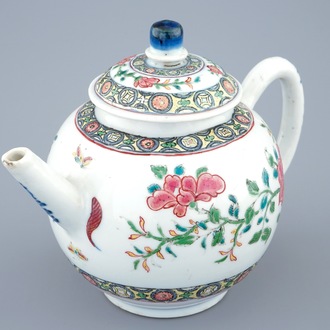Une théière en porcelaine de Chine famille rose surdécorée en Europe, Qianlong, 18ème