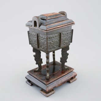 Un brûle-parfum de forme Fang Ding en bronze avec couvercle et support en bois, 18/19ème