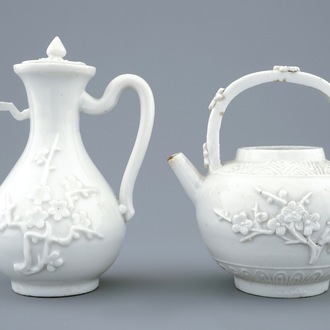 Une verseuse couverte et une théière en porcelaine blanc de Chine à décor en relief, 18ème