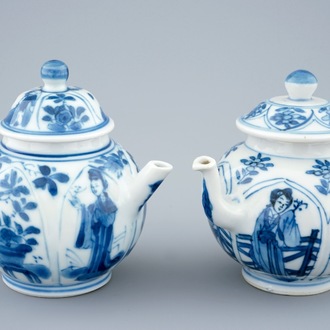 Une paire de théières en porcelaine de Chine bleu et blanc, Kangxi