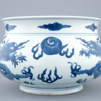 Un brûle-parfum en porcelaine de Chine bleu et blanc aux dragons, Kangxi