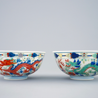 Une paire de bols aux dragons et phénix en porcelaine de Chine wucai, marque et période de Guangxu