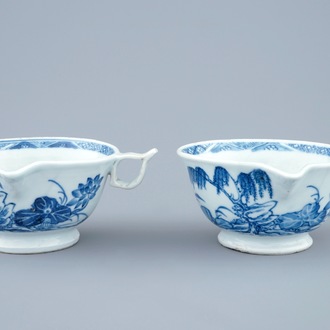 Une paire de saucières en porcelaine de Chine bleu et blanc, Qianlong