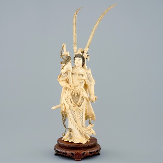 Une figure de Hua Mulan en ivoire sur socle sculpté, Chine, fin du 19ème