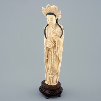 Une figure de Guanyin en ivoire sculpté sur socle en bois, début du 20ème