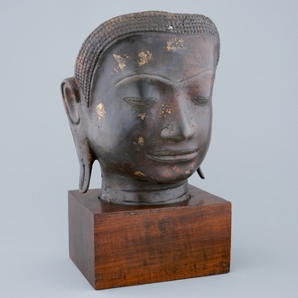 Une tête de Bouddha en bronze partiellement doré, Asie du Sud Est, 19/20ème
