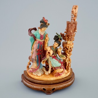 Un groupe polychrome en ivoire sculpté sur socle en bois, 19ème