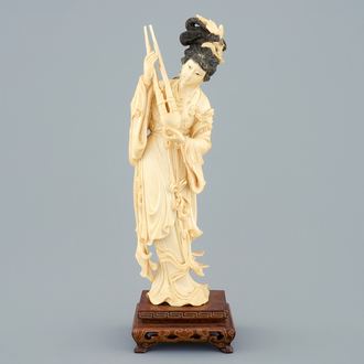 Een Chinese ivoren figuur van een vrouw op sokkel, ca. 1900