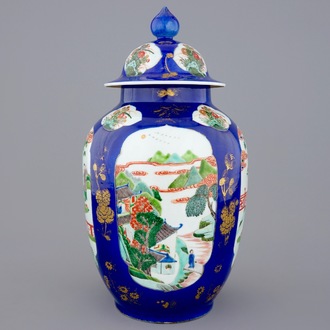 Un vase et son couvercle en porcelaine famille verte sur fond bleu poudré, 19ème