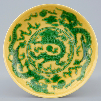 Een Chinees bord met een draak op gele fondkleur, Guangxu merk en periode