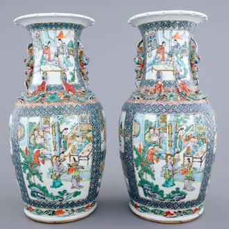 Une paire de vases en porcelaine de Chine famille verte, 19ème