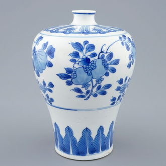 Een blauw-witte Chinese meiping vaas met floraal decor, Kangxi