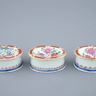 Trois salerons en porcelaine de Chine famille rose pour l'exportation, Qianlong, 18ème