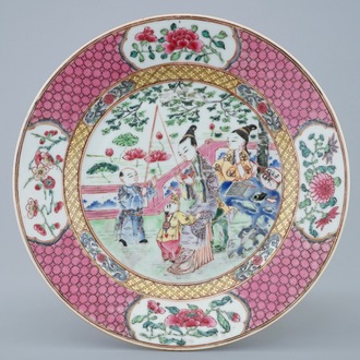 Une assiette en porcelaine de Chine famille rose à décor de personnages, Yongzheng, 1723-1735