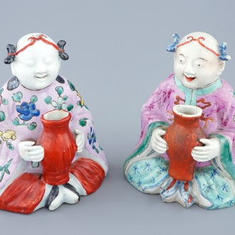 Une paire de figures de garçons assis en porcelaine de Chine famille rose, 18/19ème