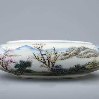 Un lave pinceaux rond en porcelaine de Chine famille rose, République, 20ème