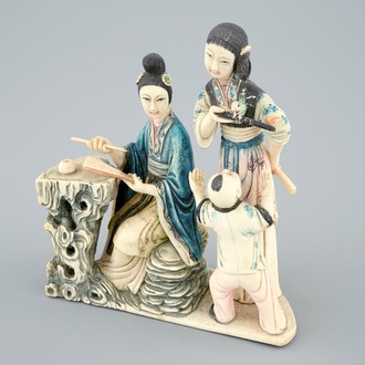 Un groupe polychrome en ivoire sculpté de femmes avec un enfant, 19/20ème