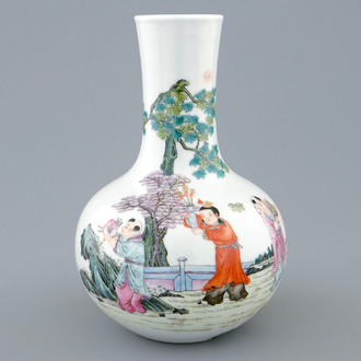 Een Chinese flesvormige famille rose tianqiuping vaas, Hongxian merk en wellicht periode