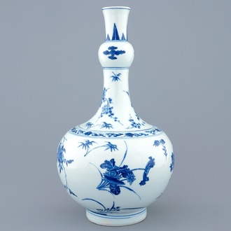 Un vase de forme bouteille en porcelaine de Chine bleu et blanc, époque Transition, 1620-1683
