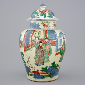 Un vase et son couvercle en porcelaine de Chine wucai, époque Transition, 1620-1683