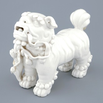 Un modèle d'un chien de foo en porcelaine blanc de Chine de Dehua, Kangxi