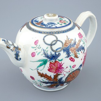 Une théière et son couvercle en porcelaine de Chine famille rose, Qianlong, 18ème