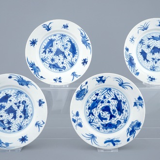 Un lot de 4 assiettes aux poissons en porcelaine de Chine bleu et blanc, marque et période de Kangxi