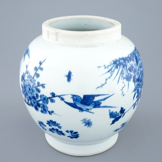 Un vase de forme globulaire en porcelaine de Chine bleu et blanc à décor sous glaçure, époque Transition, 1620-1683