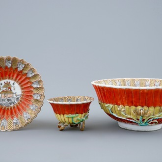 Une tasse et soucoupe et un bol en porcelaine de Chine à décor en relief en grisaille et rouge de fer, Yongzheng, 1723-1735