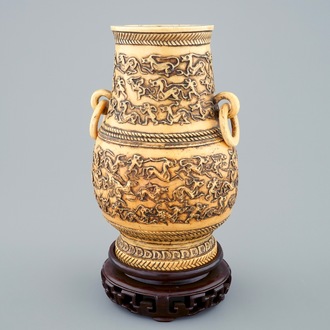 Un vase de forme hu en ivoire sculpté, Chine, 19ème