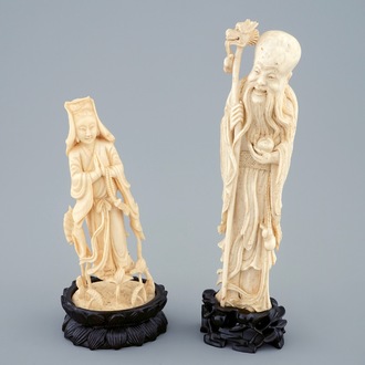 Twee Chinese ivoren figuren op houten sokkel van Shou Lao en Guanyin, ca. 1900