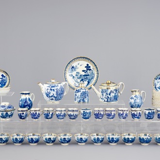 Une partie d'un service à thé en porcelaine de Chine bleu et blanc aux paysages, Qianlong, 18ème